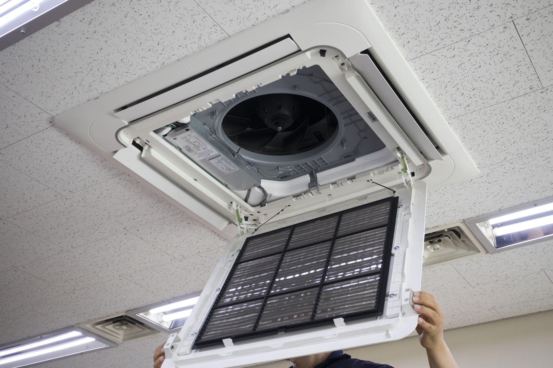エアコンクリーニングを実施 | 茨城県水戸市周辺の定期清掃なら有限会社エーアンドアイ