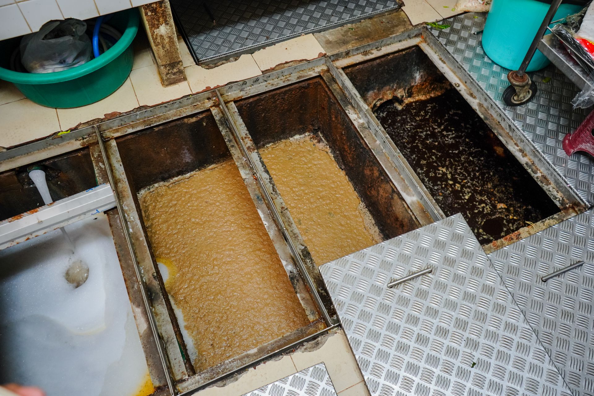 飲食店のグリストラップ清掃 | 茨城県水戸市周辺の定期清掃なら有限会社エーアンドアイ